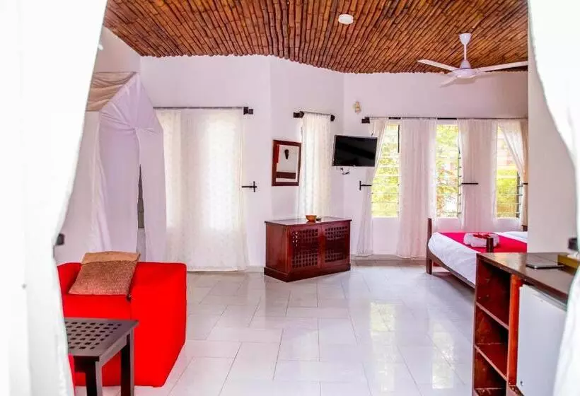 هتل Hibiscus House Gambia