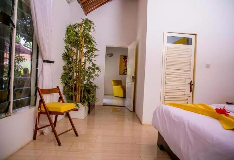 هتل Hibiscus House Gambia