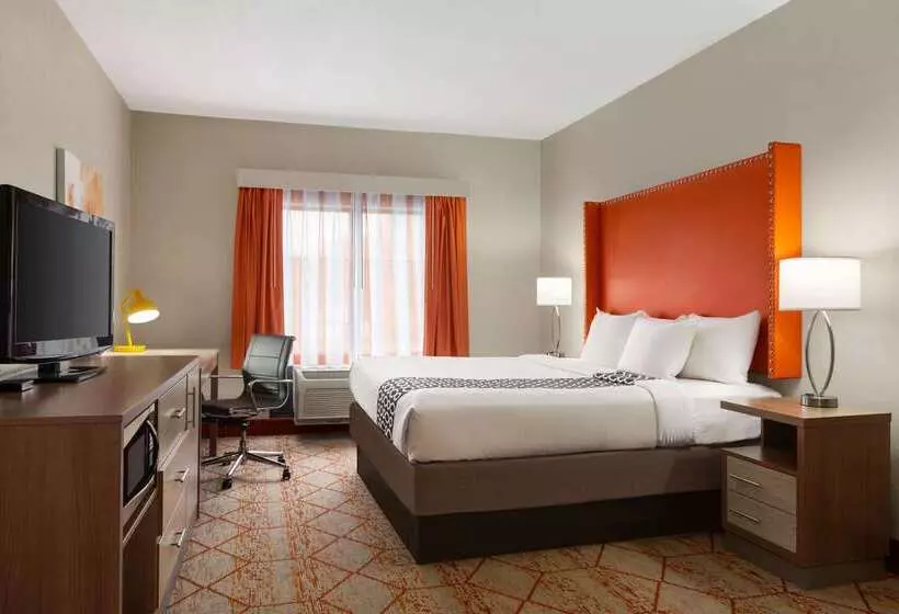 Отель La Quinta By Wyndham Lackawanna