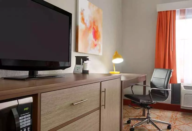 Отель La Quinta By Wyndham Lackawanna