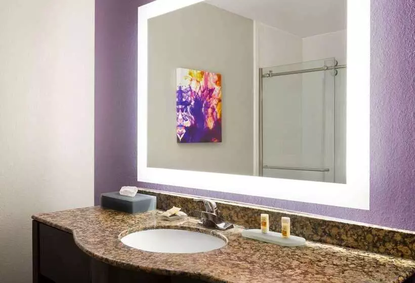 Отель La Quinta By Wyndham Lackawanna