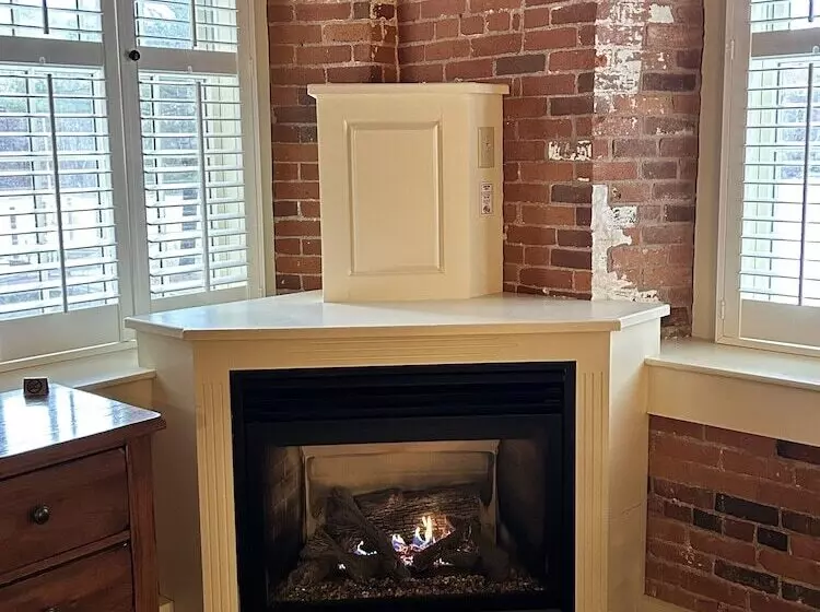 Отель The Common Man Inn & Restaurant