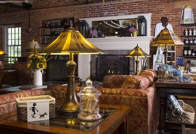 Отель The Common Man Inn & Restaurant