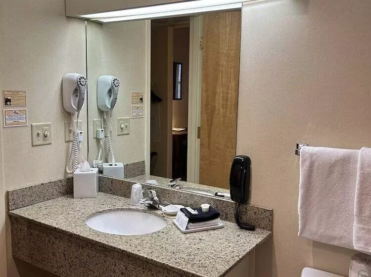 Отель The Common Man Inn & Restaurant