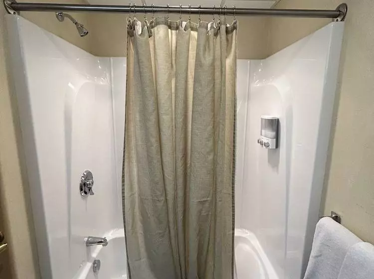 Отель The Common Man Inn & Restaurant