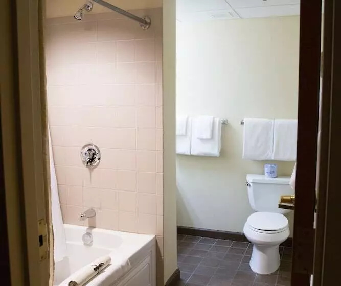 Отель The Common Man Inn & Restaurant