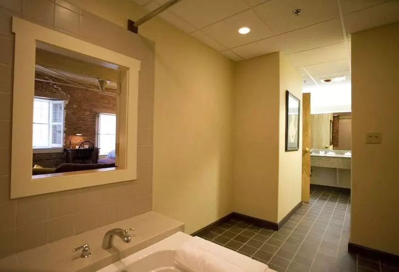 Отель The Common Man Inn & Restaurant