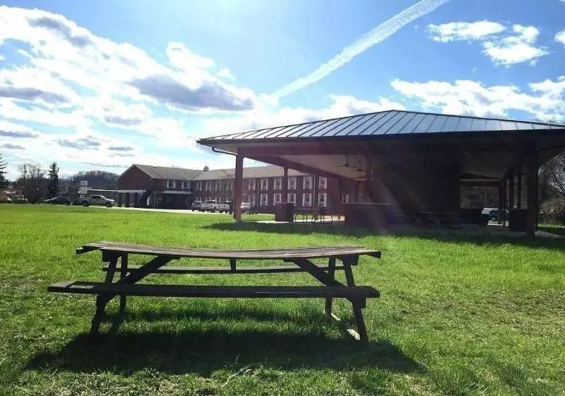 בית מלון כפרי Bicentennial Inn