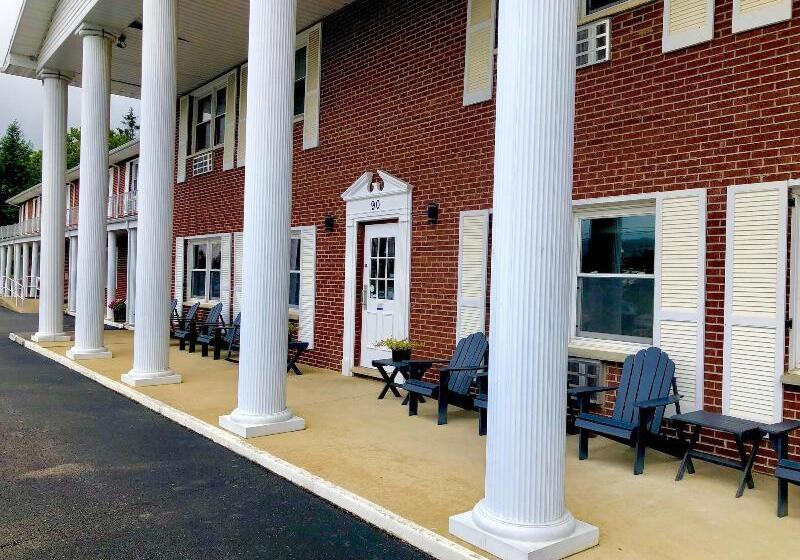 فندق Bicentennial Inn