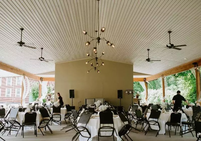 בית מלון כפרי Bicentennial Inn