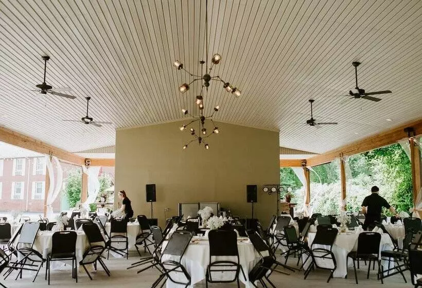 בית מלון כפרי Bicentennial Inn