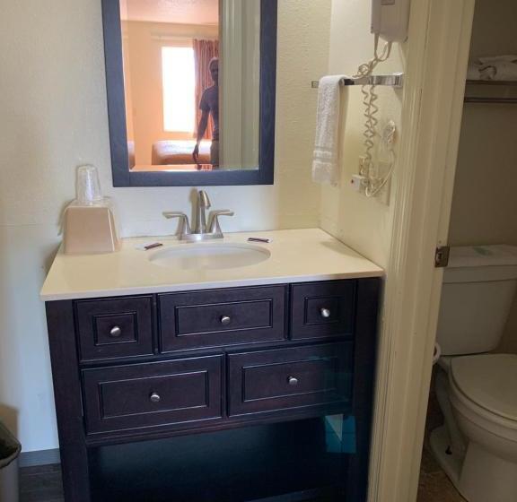 בית מלון כפרי Budget Inn Toledo Maumee