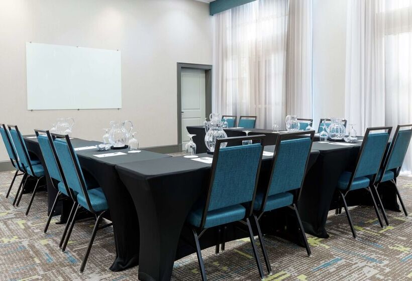 هتل Hampton Inn & Suites Orlando Airport @ Gateway Village