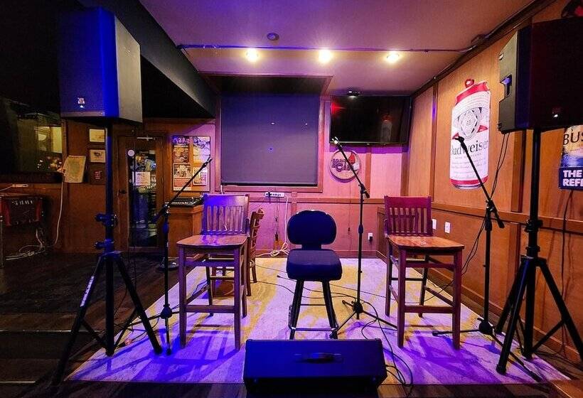 בית מלון כפרי Historic Iron Horse Inn   Deadwood