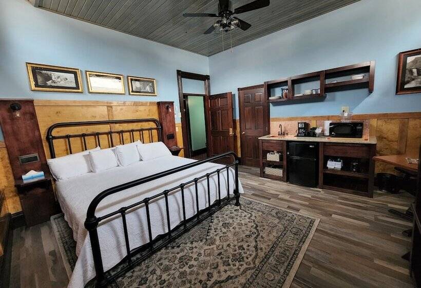 בית מלון כפרי Historic Iron Horse Inn   Deadwood