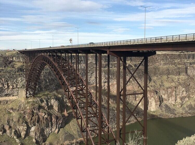 فندق Oregon Trail Inn