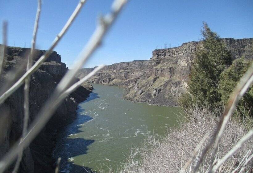 فندق Oregon Trail Inn