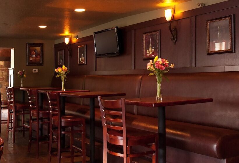 Отель Silverton Inn & Suites