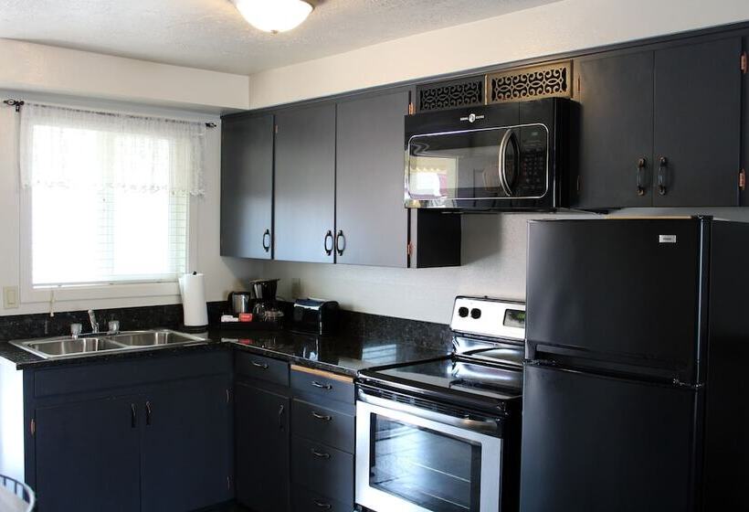 Отель Silverton Inn & Suites