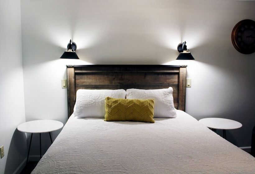 Отель Silverton Inn & Suites