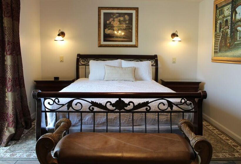 Отель Silverton Inn & Suites