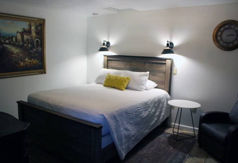 Отель Silverton Inn & Suites