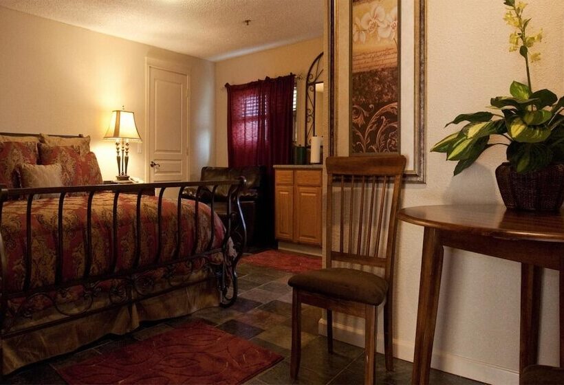 Отель Silverton Inn & Suites