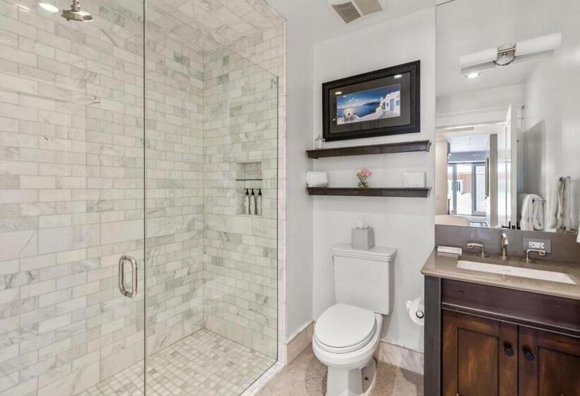 هتل The Auberge Residences At Element 52