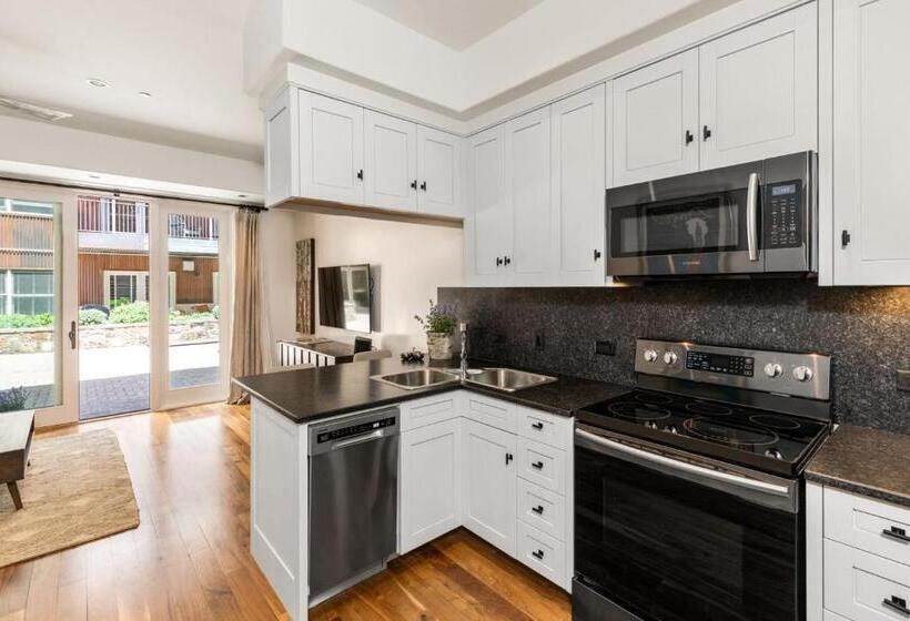 هتل The Auberge Residences At Element 52