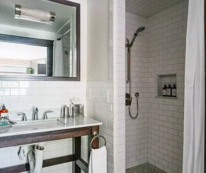 Granada Hotel & Bistro