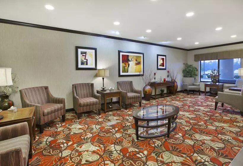 Отель Holiday Inn Express And Suites Wheeling, An Ihg