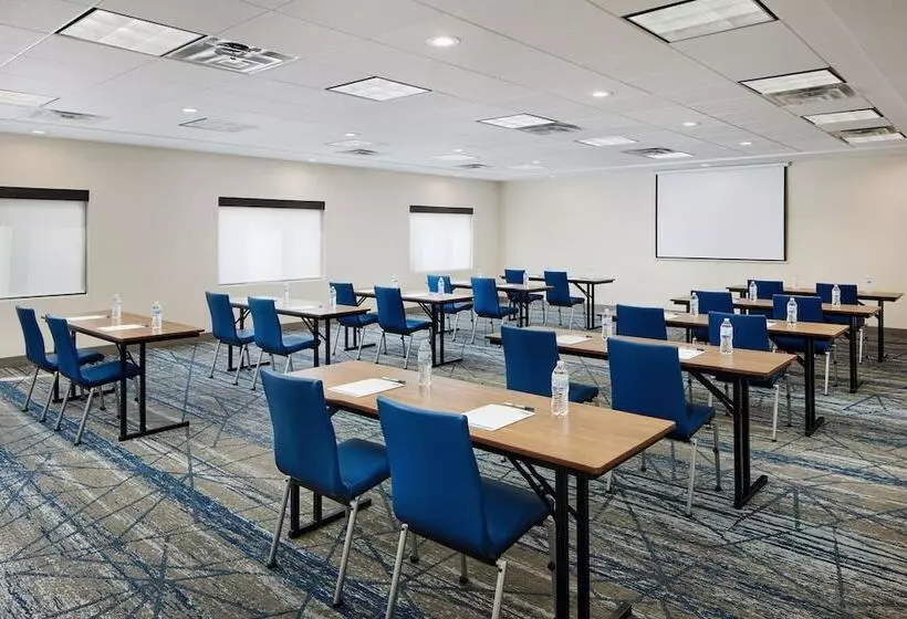 Отель Holiday Inn Express And Suites Wheeling, An Ihg