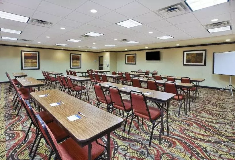 Отель Holiday Inn Express And Suites Wheeling, An Ihg
