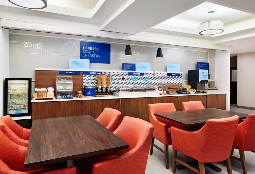 Отель Holiday Inn Express And Suites Wheeling, An Ihg