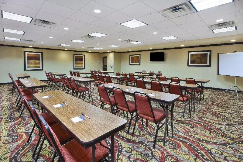 Отель Holiday Inn Express And Suites Wheeling, An Ihg