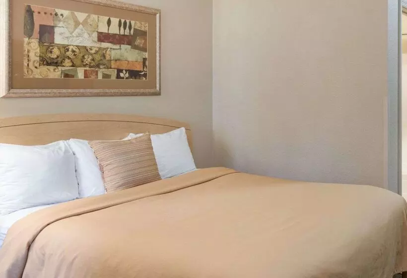 Отель Suburban Studios Morgantown