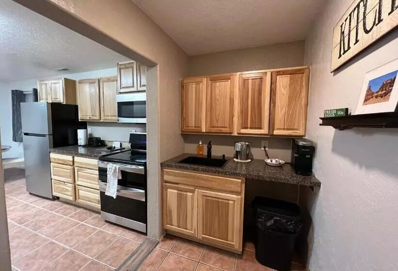 Отель The Snuggle Inn