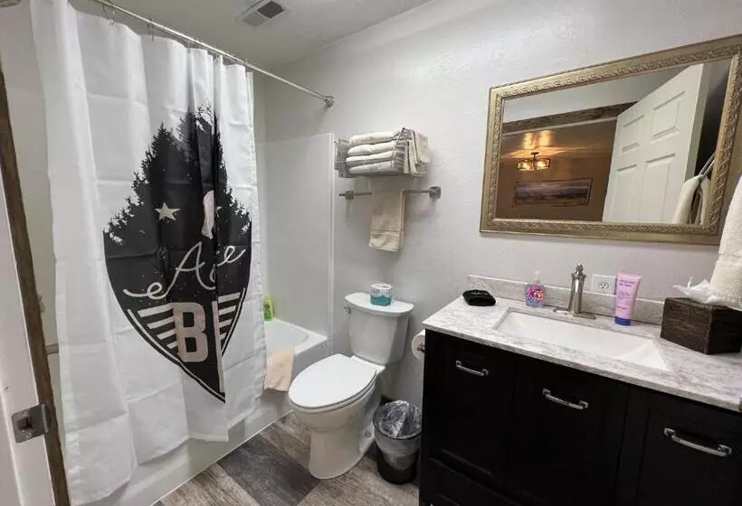 Отель The Snuggle Inn