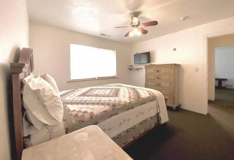 Отель The Snuggle Inn