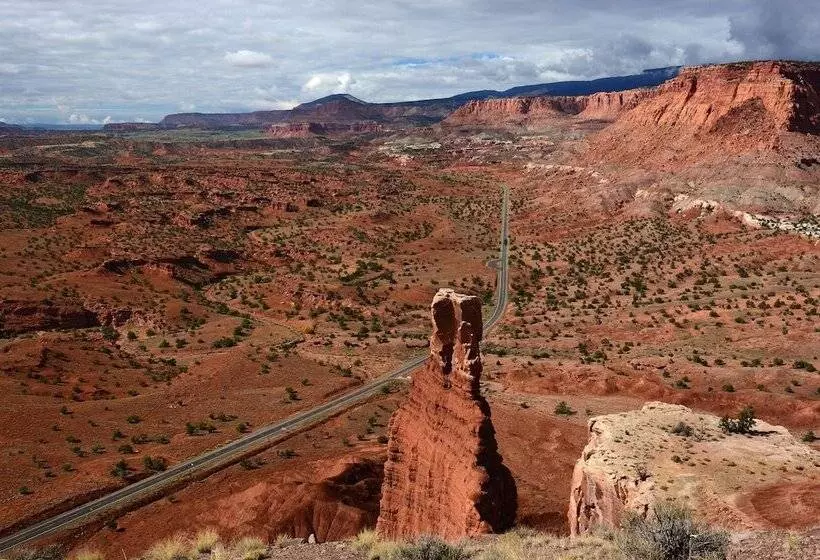 Отель The Snuggle Inn