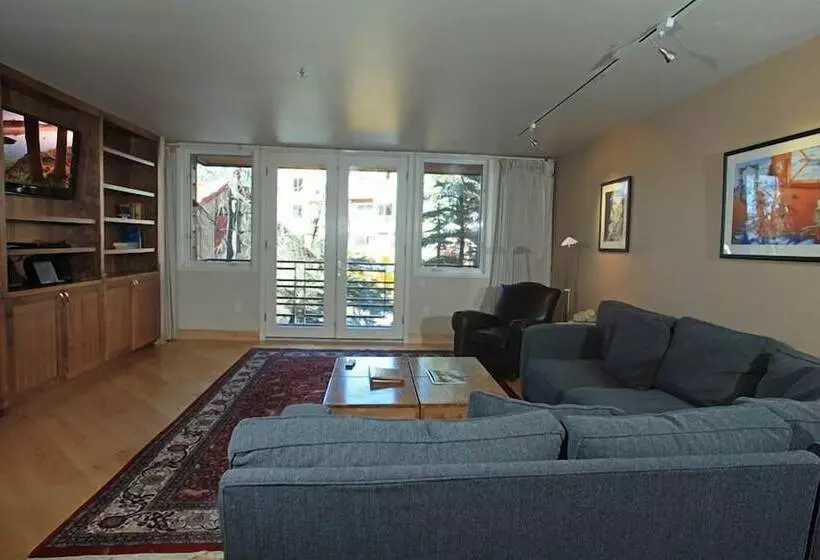 Ice House Suites And Condominiums