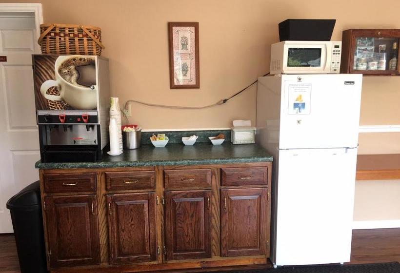 فندق على الطريق Red Carpet Inn & Suites Cooperstown