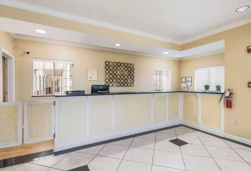 汽车旅馆  Econo Lodge Inn & Suites Bryant