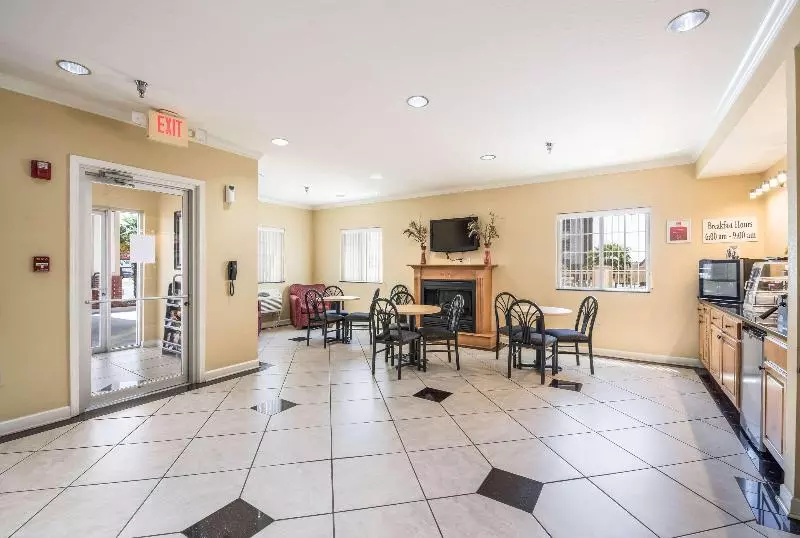 汽车旅馆  Econo Lodge Inn & Suites Bryant