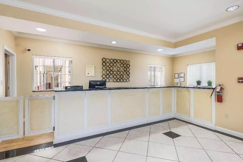 汽车旅馆  Econo Lodge Inn & Suites Bryant