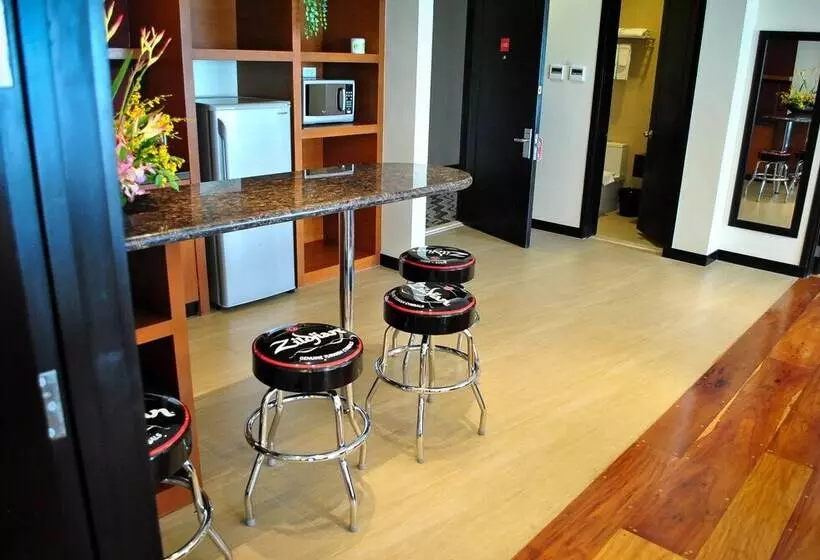 Отель Elizabeth Cebu