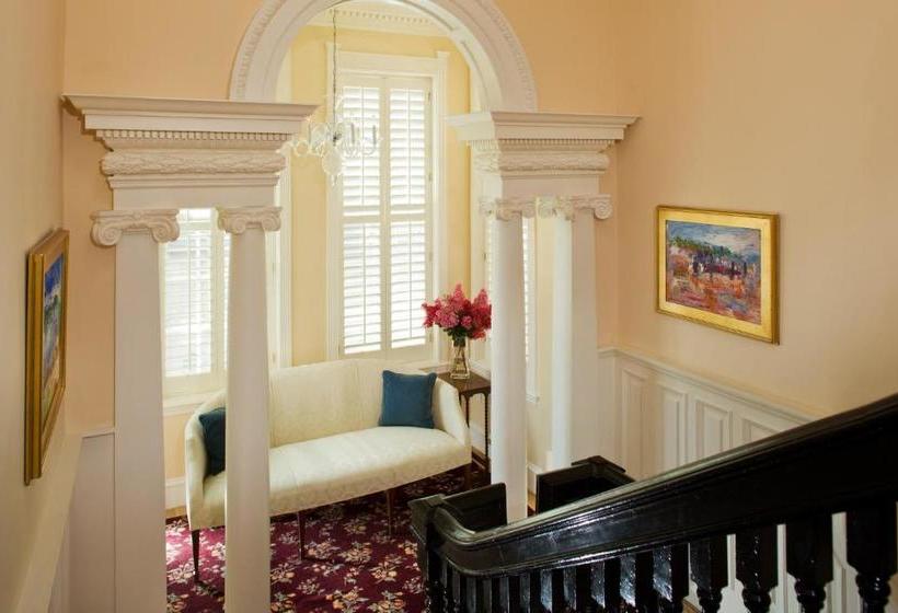 Отель Embassy Circle Guest House