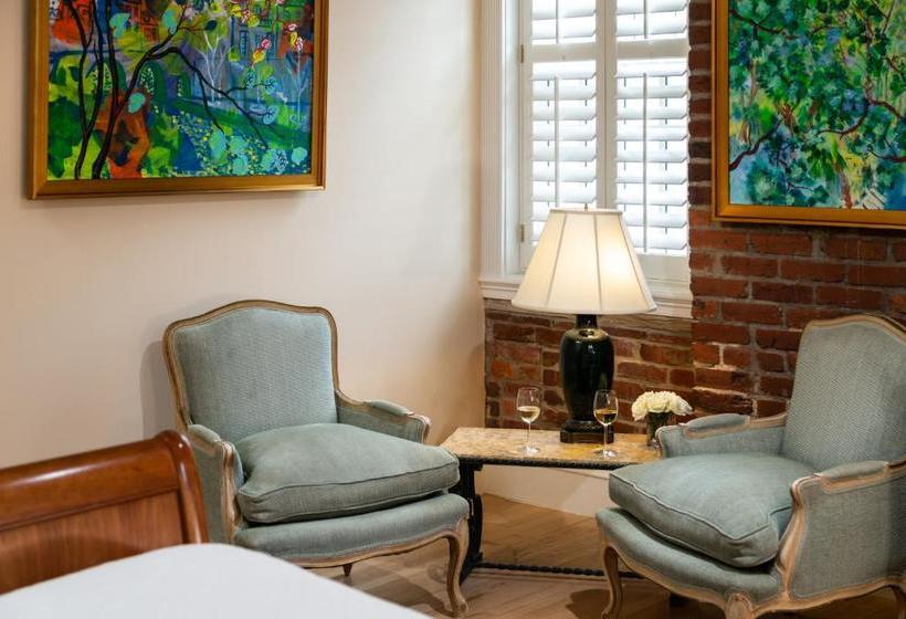 Отель Embassy Circle Guest House