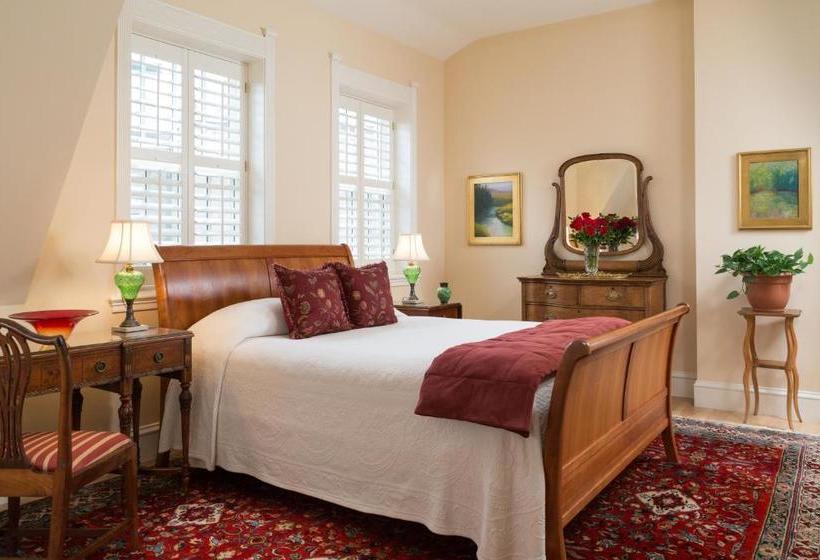 Отель Embassy Circle Guest House