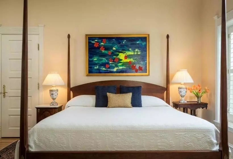 Отель Embassy Circle Guest House